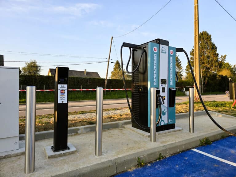 Borne de recharge 180kw avec terminal de paiement sur un parking de Super U