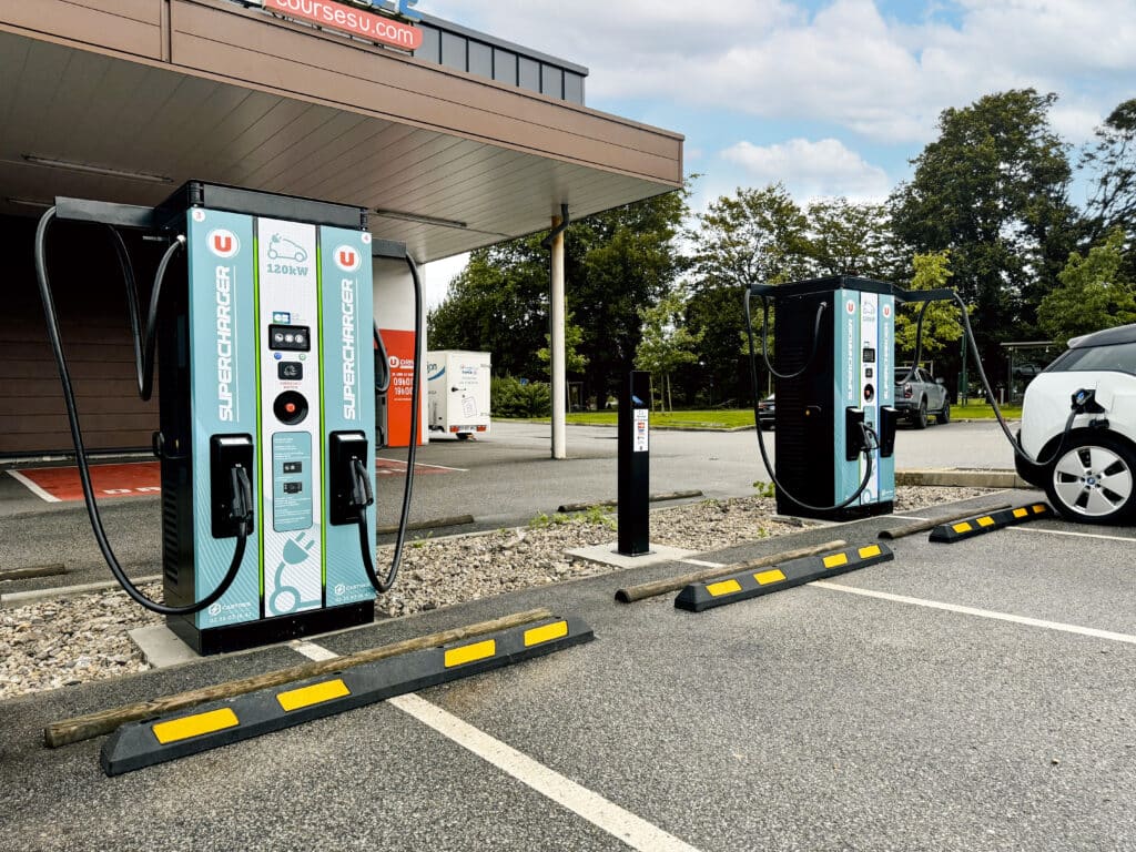 Bornes de recharge sur le parking d'un super U