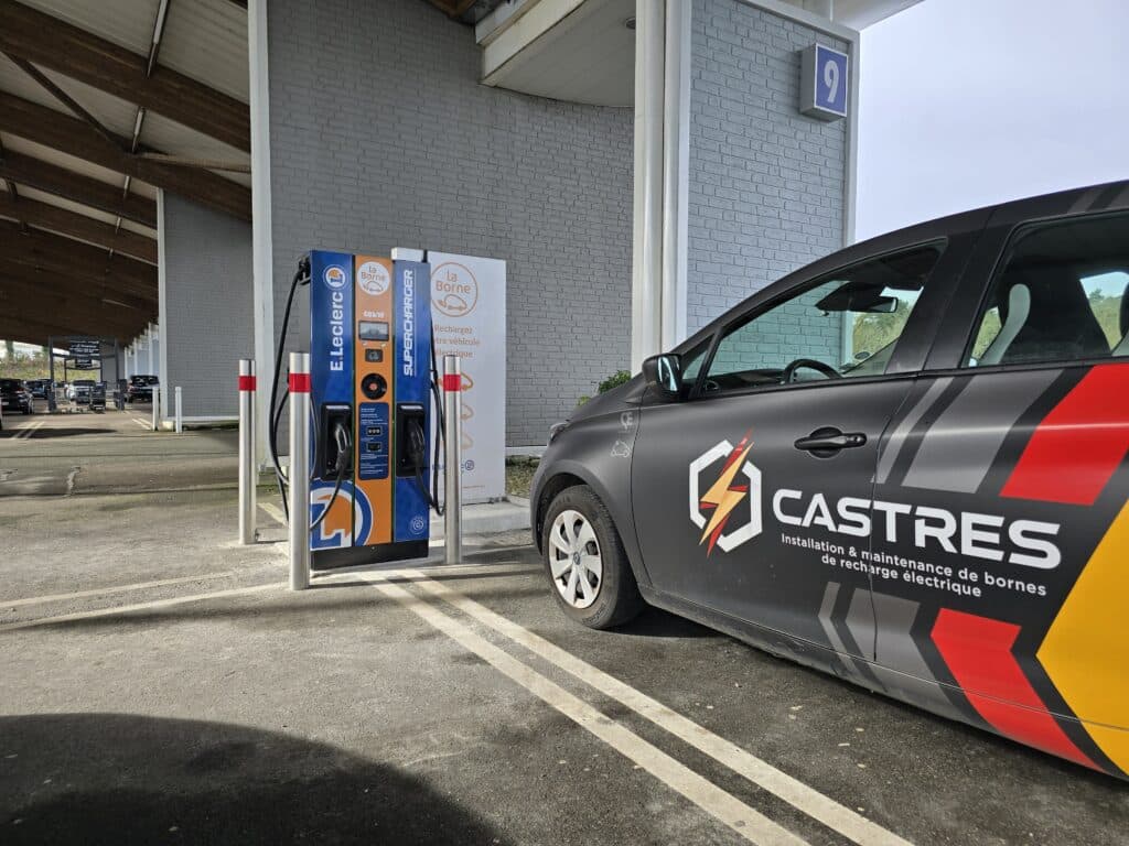 Borne de recharge 60kw devant une voiture électrique