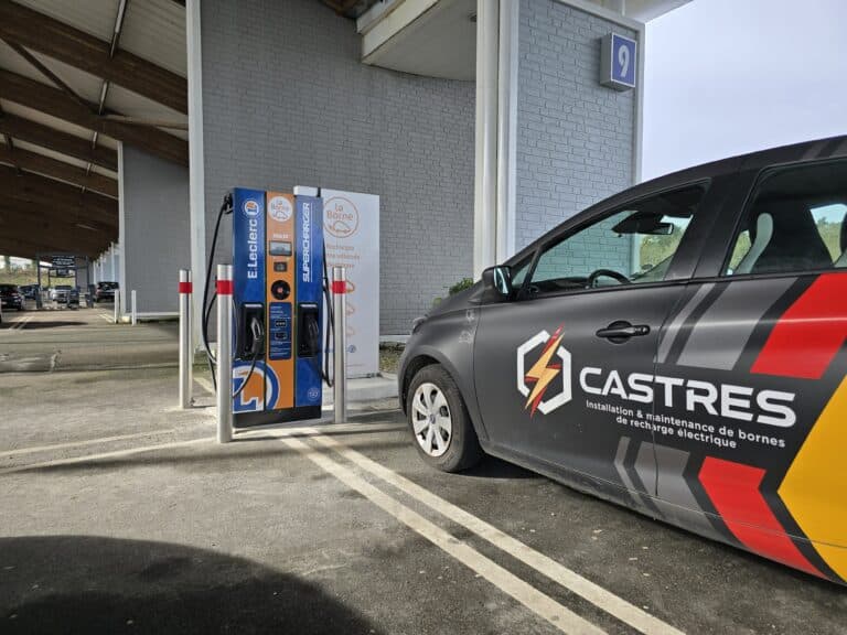 Borne de recharge 60kw devant une voiture électrique