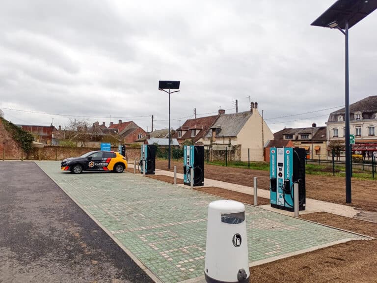 3 bornes de recharge Super U