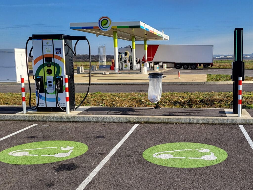 Station service multi-énergies : bornes de recharge et distribution de nouvelles énergies